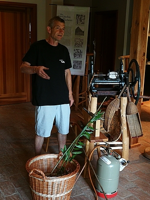Korbmacher Stefan Rippstein bei seinem Bericht über Flechthandwerk